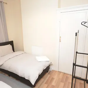 Holiday home Cheerful 4 Bedroom House In Greater United Kingdom