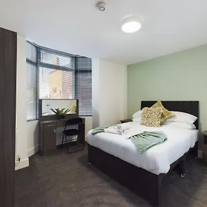  Holiday home Six Bedroom - Train Station & Town Centre Location! United Kingdom