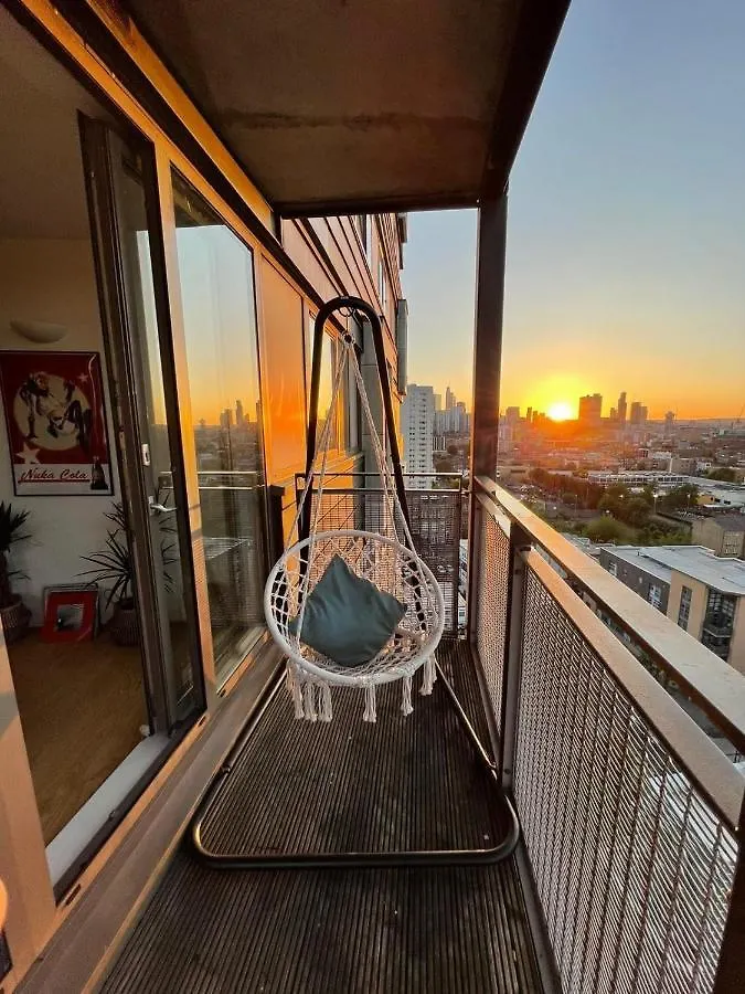 Whitechapel Two Bedroom Luxury Apartment - Free Private Parking - City Views London