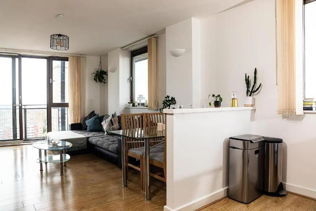 Whitechapel Two Bedroom Luxury Apartment - Free Private Parking - City Views London